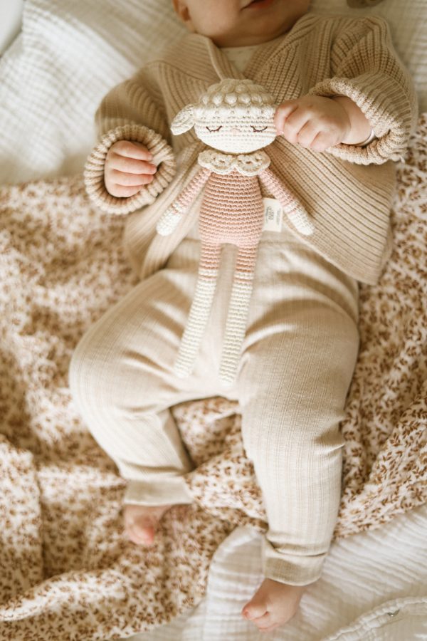 Doudou en crochet agneau rose Patti Oslo