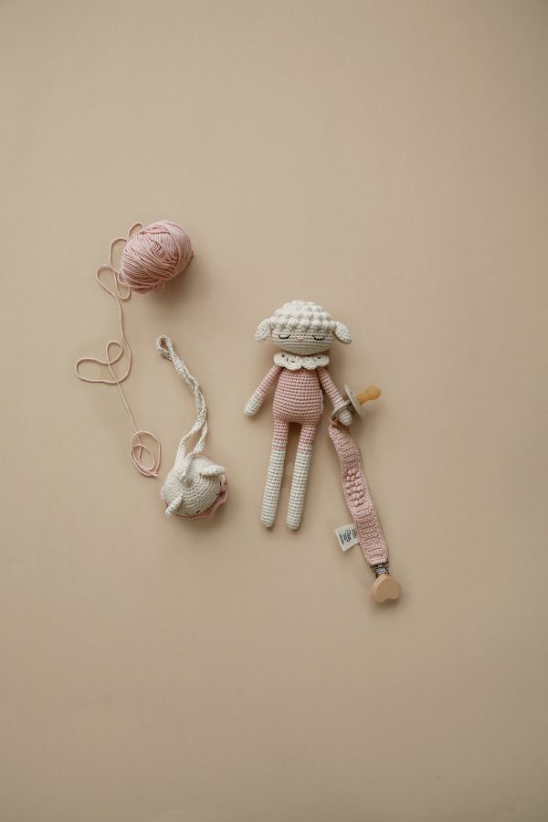 Doudou en crochet agneau rose Patti Oslo