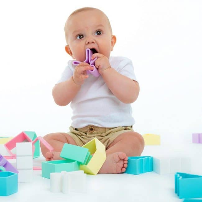 Bébé qui joue avec les jouets en silicone Dëna 