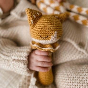 Doudou en crochet Chat peluche bébé Patti Oslo - Bambinou