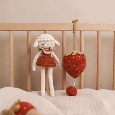 Mobile musical en crochet Fraise