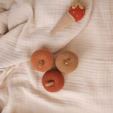 Hochet en crochet Fraise