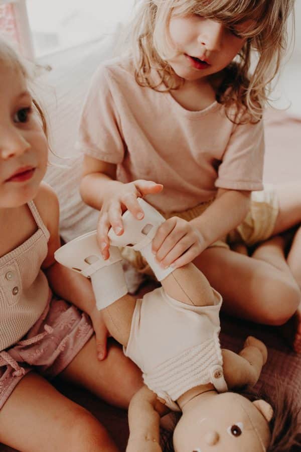 Chaussures Cream pour poupée Dinkum Doll Olli Ella