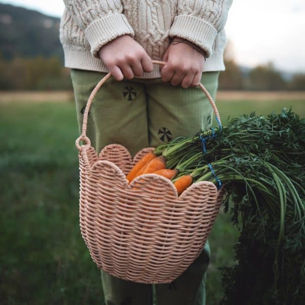 Panier en rotin Tulipe avec anse rose Olli Ella