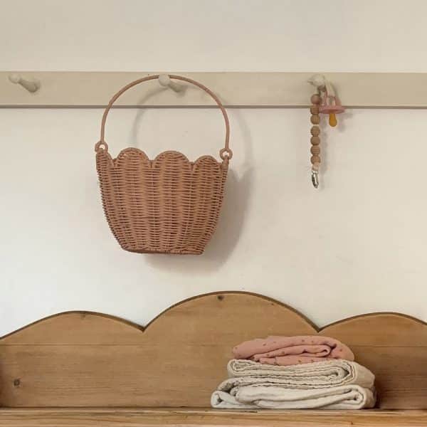 Panier en rotin Tulipe avec anse rose Olli Ella